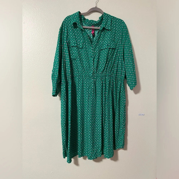 Kelly Green plus size tshirt dress with pockets and cinched waist. Size 4 - Picture 1 of 4